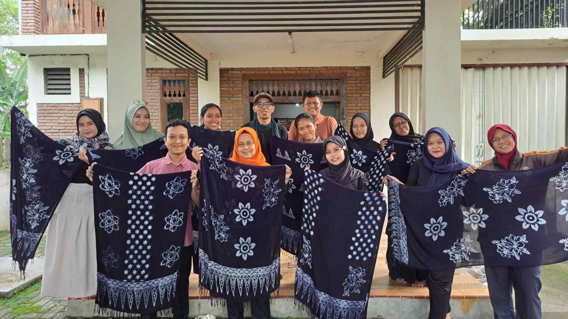 Mahasiswa STIAB Smaratungga Asah Keterampilan dalam Short Course Batik di Semarang